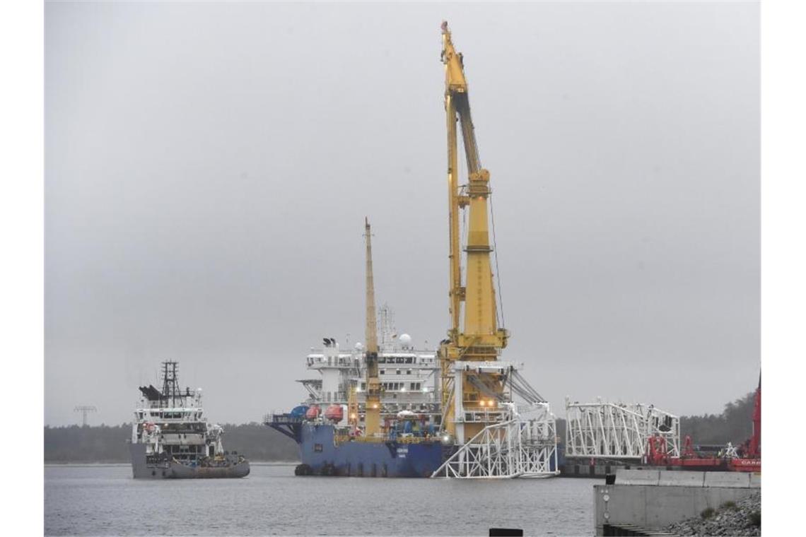 Russland zweifelt nicht an Fertigstellung von Nord Stream 2 Das russische Verlegeschiff "Akademik Tscherski" liegt im Hafen Mukran bei Sassnitz auf der Insel Rügen. Das Spezialschiff wird im Hafen für seinen Einsatz zum Weiterbau der Ostsee-Pipeline Nord Stream 2 vorbereitet. Foto: Stefan Sauer/dpa-Zentralbild/dpa