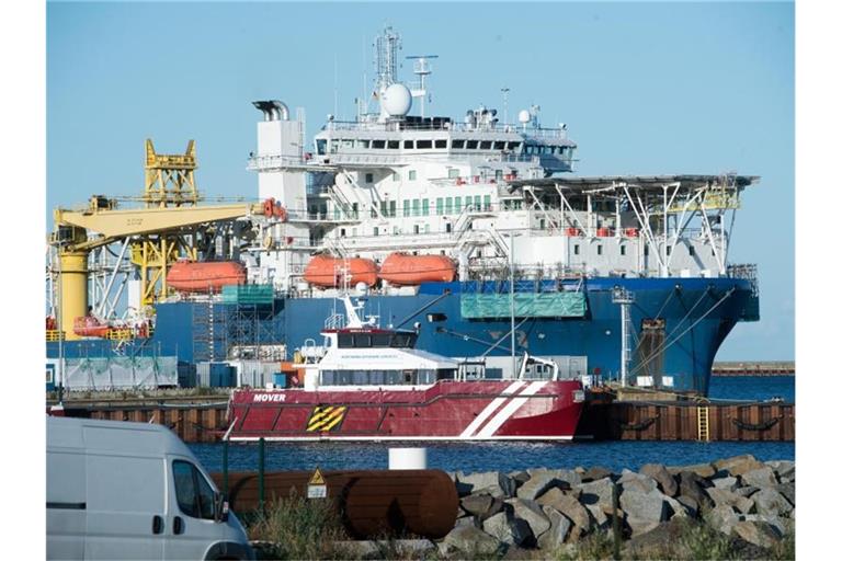 Das russische Verlegeschiff „Akademik Tscherski“ liegt im Hafen Mukran auf der Insel Rügen. Foto: Stefan Sauer/dpa-Zentralbild/dpa