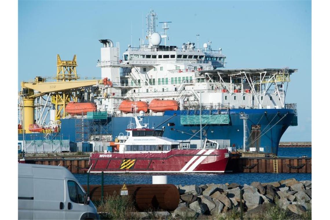 US-Senatoren drohen Fährhafen Sassnitz wegen Nord Stream 2 Das russische Verlegeschiff „Akademik Tscherski“ liegt im Hafen Mukran auf der Insel Rügen. Foto: Stefan Sauer/dpa-Zentralbild/dpa