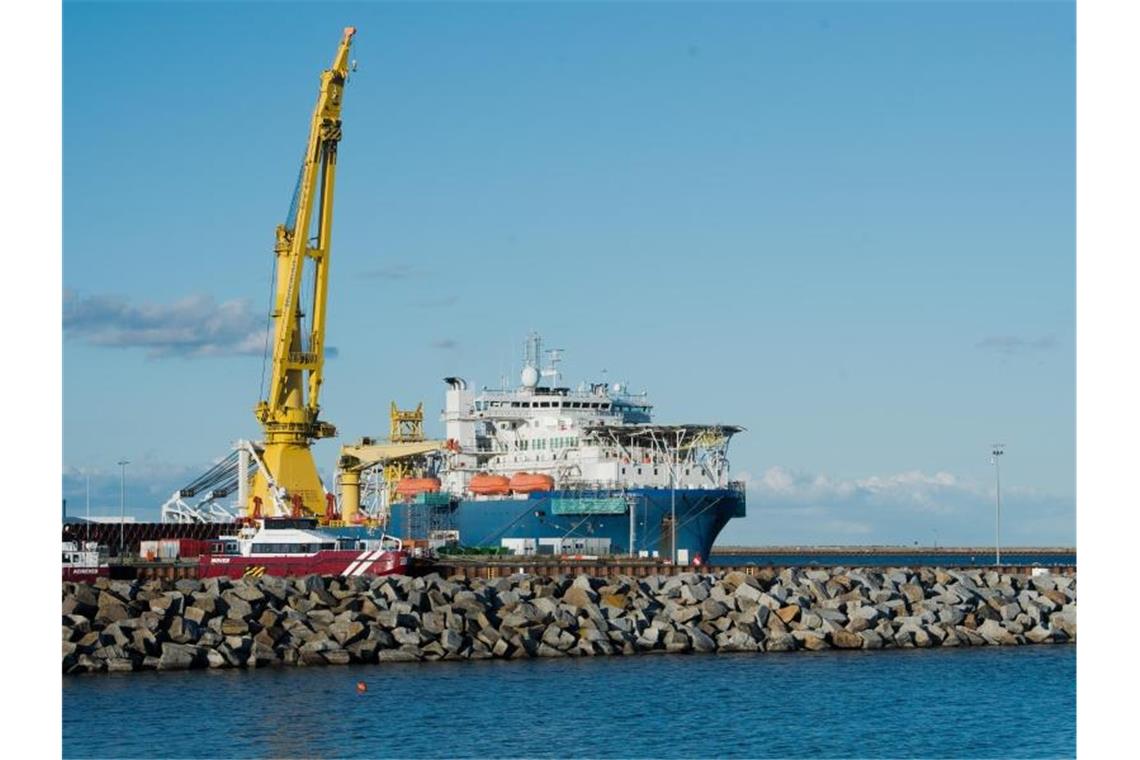 Maas beschwert sich bei Pompeo über Sanktionsdrohung Das russische Verlegeschiff „Akademik Tscherski“ liegt im Hafen Mukran auf der Insel Rügen. Foto: Stefan Sauer/dpa-Zentralbild/dpa