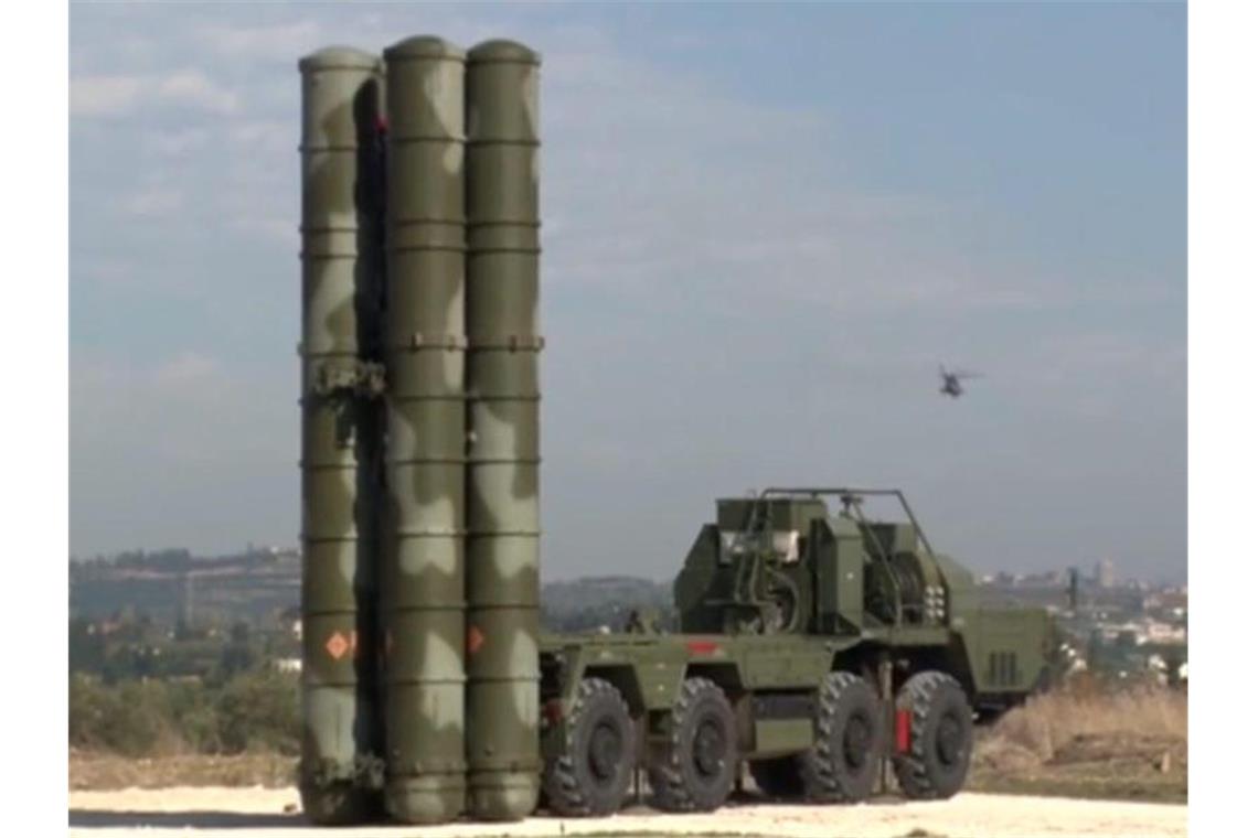 Umstrittene russische Raketenabwehr in Türkei angekommen Das S-400-Flugabwehrsystem auf dem syrischen Luftwaffenstützpunkt Hmeimim. Foto: Foto: Russian Defence Ministry