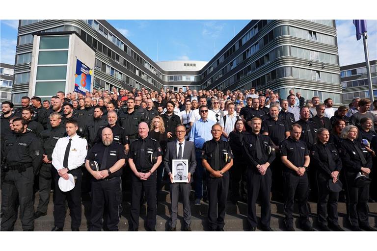 Das saarländische Innenministerium hatte die Polizeibehörden der anderen Länder und des Bundes eingeladen, sich der Gedenkminute anzuschließen. Hier zahlreiche Beamte vor dem Polizeipräsidium in Hamburg.