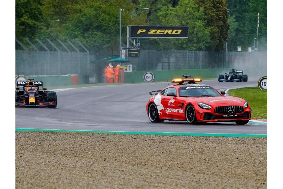 Das Safety Car fährt vor Max Verstappen und Lewis Hamilton auf der Strecke. Foto: Hasan Bratic/dpa