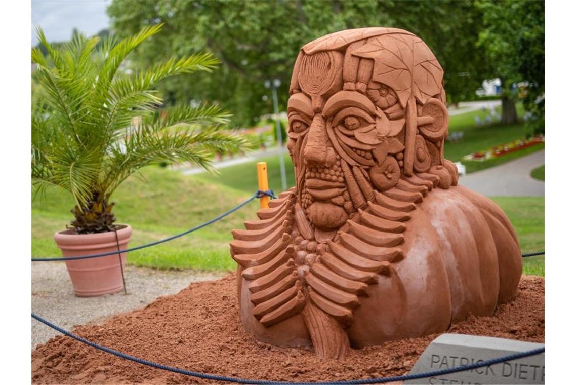 Pflanzenuniversum: Sandkunst-Ausstellung im Blühenden Barock Das Sandkunstwerk der Künstler Bouke Atema, Anique Kuizenga, Fergus Mulvany und Jeroen van de Vlag. Foto: Christoph Schmidt/dpa