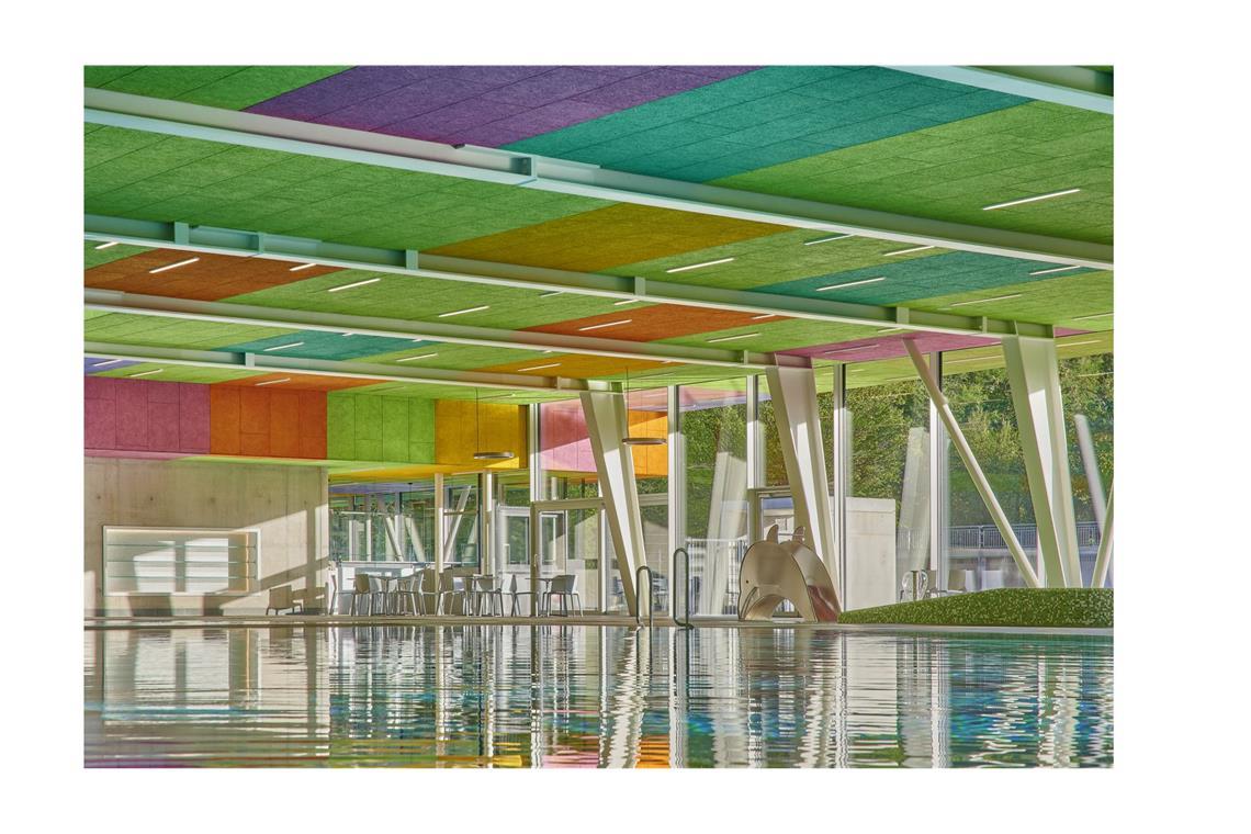 Das sanierte Bade Kusel (2017–2020) in Rheinland-Pfalz wartet mit einer farblich interessanten Hallendecke auf.