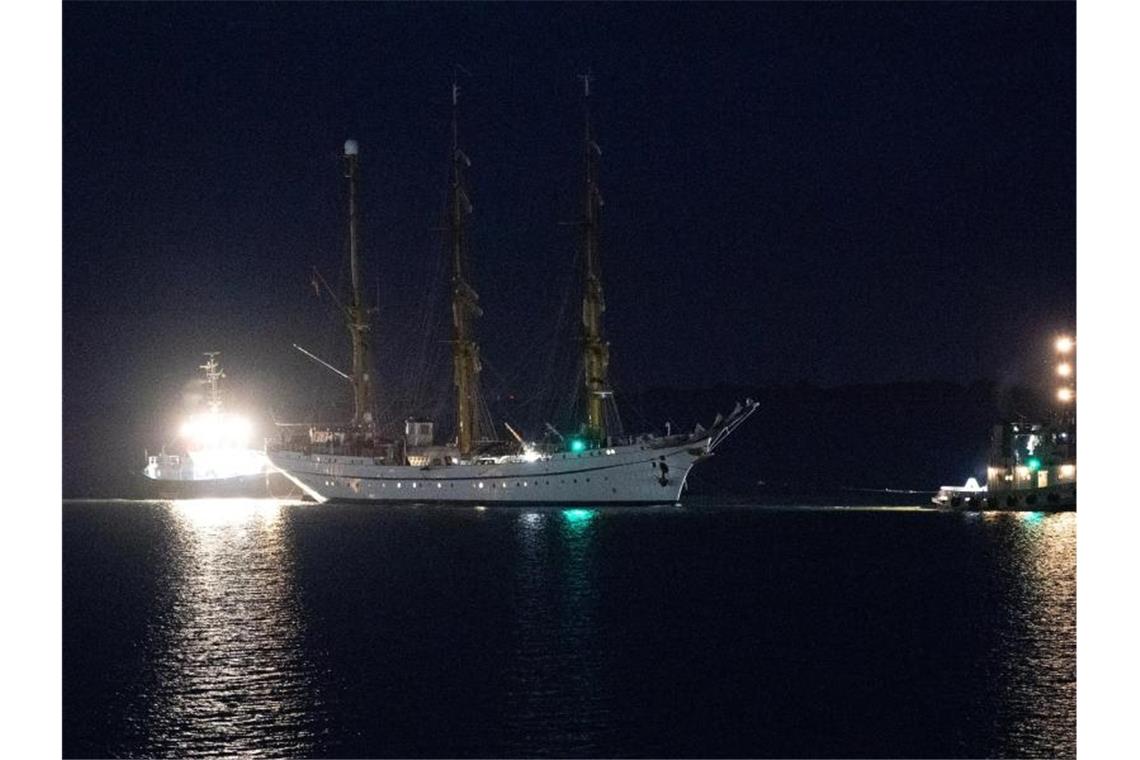 „Gorch Fock“ in Wilhelmshaven angekommen Das sanierte Marineschulschiff „Gorch Fock“ wird nach einer vorzeitig beendeten Probefahrt in den Hafen von Wilhelmshaven geschleppt. Foto: Hauke-Christian Dittrich/dpa