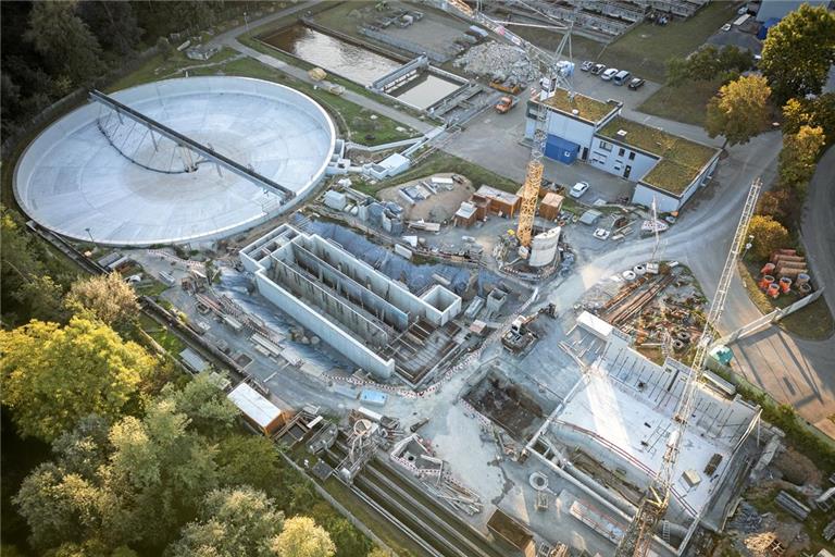 Das sanierte Pufferbecken erstrahlt links in neuem Glanz. Der Sandfang und das Rechengebäude, die sich aktuell im Bau befinden, sollen ab dem Jahr 2027 die alten Anlagen ersetzen, die sich aktuell direkt am Kanal neben den Bäumen befinden. Fotos: Alexander Becher