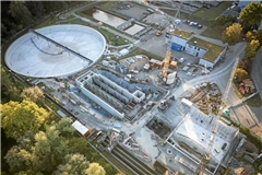 Das sanierte Pufferbecken erstrahlt links in neuem Glanz. Der Sandfang und das Rechengebäude, die sich aktuell im Bau befinden, sollen ab dem Jahr 2027 die alten Anlagen ersetzen, die sich aktuell direkt am Kanal neben den Bäumen befinden. Fotos: Alexander Becher