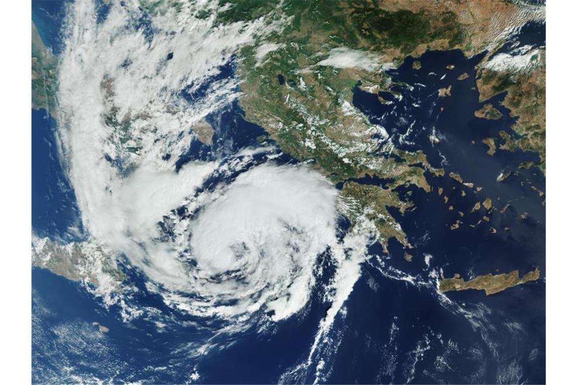 Das Satellitenbild vom Erdbeobachtungssatellit Kopernikus Sentinel-3 zeigt den Wirbelsturm „Ianos“, der im Mittelmeer das Ionische Meer überquert und Griechenland sich nähert. Foto: Sentinel-3/ESA/dpa