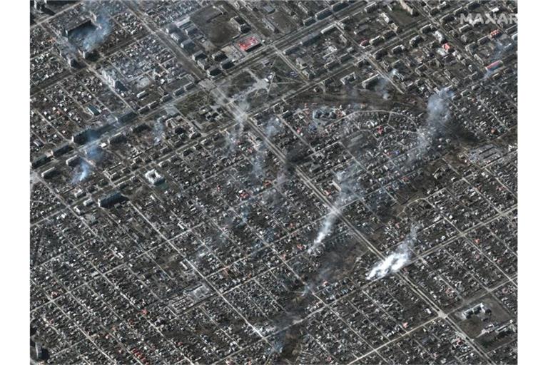 Das Satellitenbild zeigt brennende Gebäude in Mariupol. Foto: Uncredited/Maxar Technologies/AP/dpa