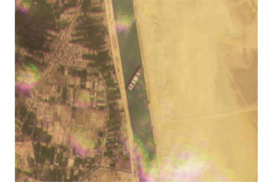 Das Satellitenbild zeigt das gestrandete Containerschiff „Ever Given“, das den Suezkanal blockiert. Foto: Planet Labs Inc./Planet Labs Inc./AP/dpa