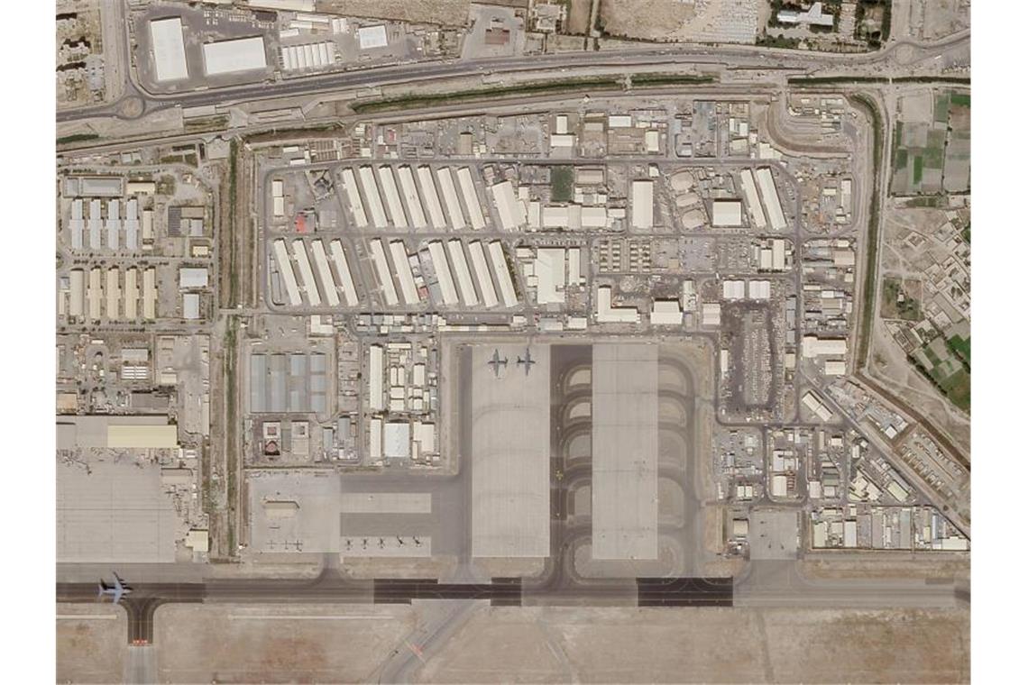 Das Satellitenbild zeigt den militärischen Teil des Flughafens von Kabul. Organisiert von der privaten Rettungsinitiative Luftbrücke Kabul, sind 189 Schutzbedürftige aus der afghanischen Hauptstadt ausgeflogen worden. Foto: Planet Labs Inc./Planet Labs Inc./AP/dpa