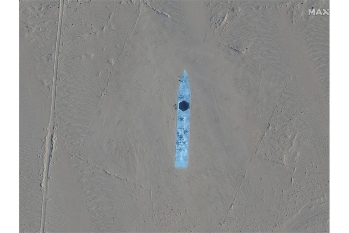 Das Satellitenbild zeigt die Nachbildung eines Flugzeugträgers in der Taklamakan-Wüste. Foto: Uncredited/Maxar Technologies/AP/dpa