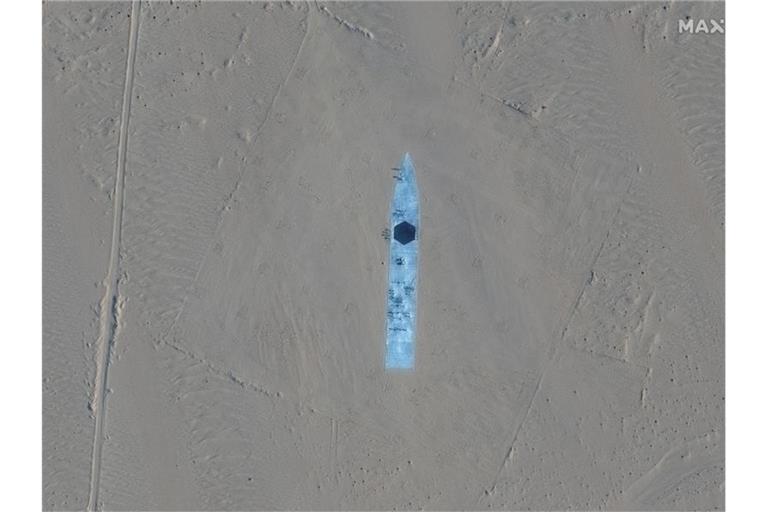 Das Satellitenbild zeigt die Nachbildung eines Flugzeugträgers in der Taklamakan-Wüste. Foto: Uncredited/Maxar Technologies/AP/dpa