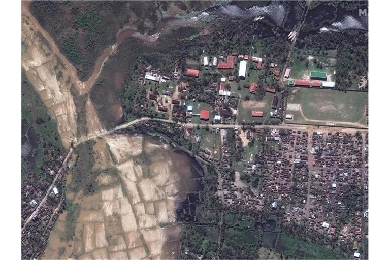 Das Satellitenbild zeigt überflutete Straßen, Felder und den Hauptort Nosy Varika in Madagaskar nach dem Tropensturm „Batsirai“. Foto: Uncredited/Satellite image ©2022 Maxar Technologies via AP/dpa