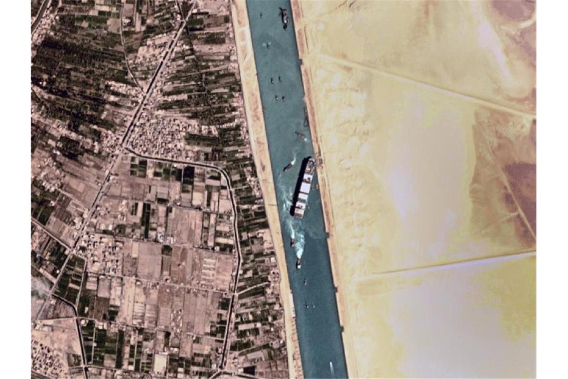 Das Satellitenfoto zeigt, wie die „Ever Given“ nach und nach freigelegt wurde. Foto: Planet Labs Inc./Planet Labs Inc./AP/dpa