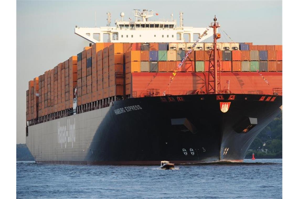 Das Schiff der Reederei Hapag-Lloyd der „Hamburg-Express-Klasse„ fährt die Elbe hoch. Die deutsche Schifffahrt hat in den vergangenen zehn Jahren rund ein Drittel der Flotte eingebüßt. Foto: Angelika Warmuth