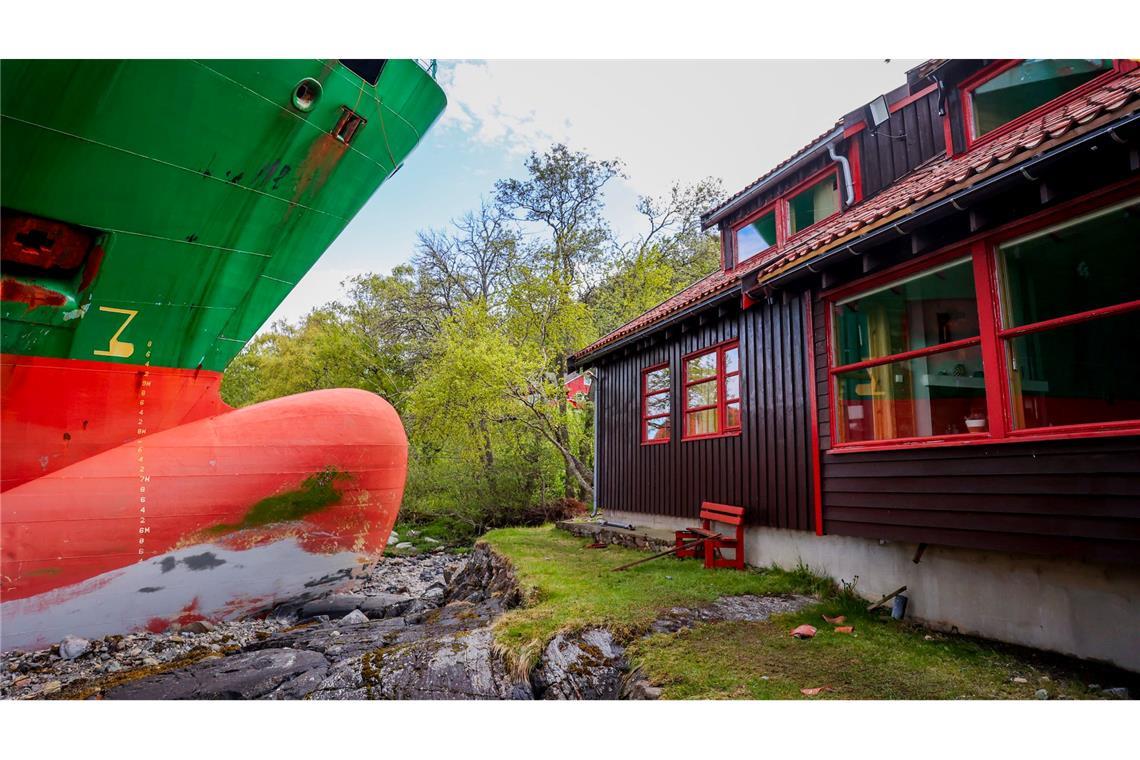 Das Schiff verfehlte das Haus nur um wenige Meter.