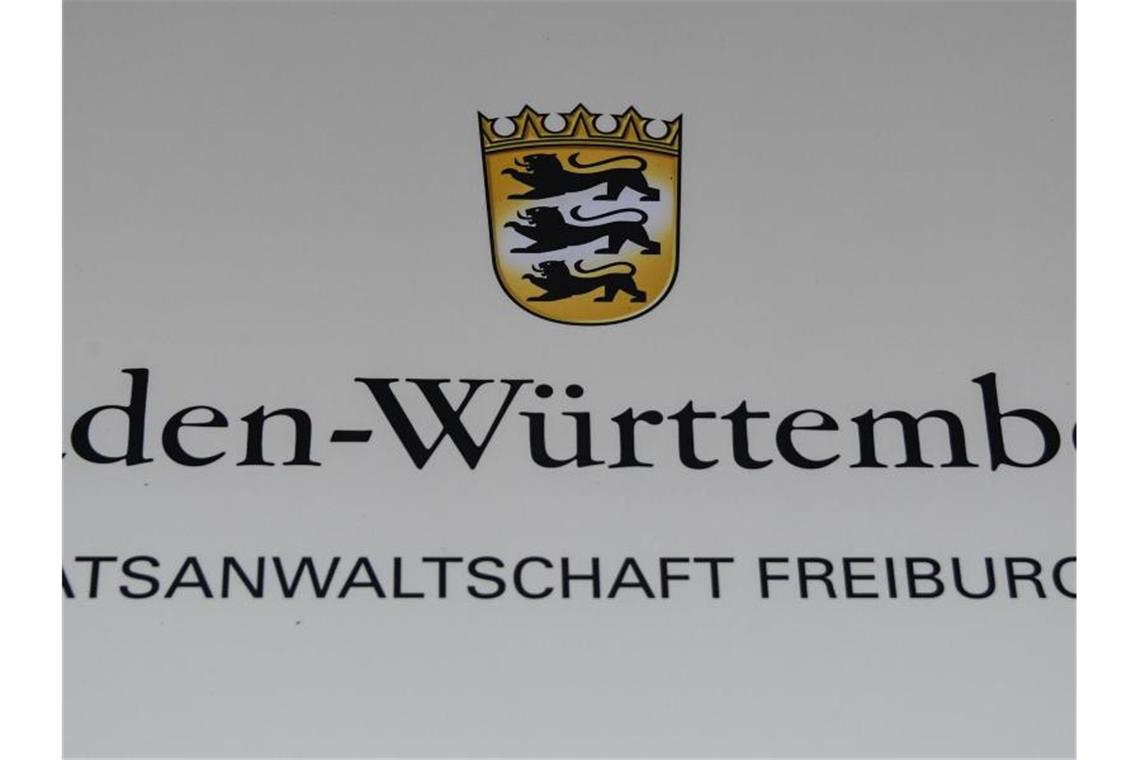 Anklage gegen 25-Jährigen wegen Missbrauchs von drei Jungen Das Schild der Freiburger Staatsanwalt hängt an einer Hausfassade. Foto: Patrick Seeger/dpa/Archiv