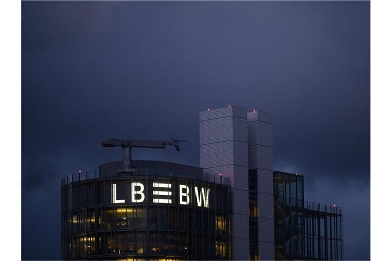 Das Schild der Landesbank Baden-Württemberg (LBBW) leuchtet an einem Turm. Foto: Sebastian Gollnow/dpa/Archivbild