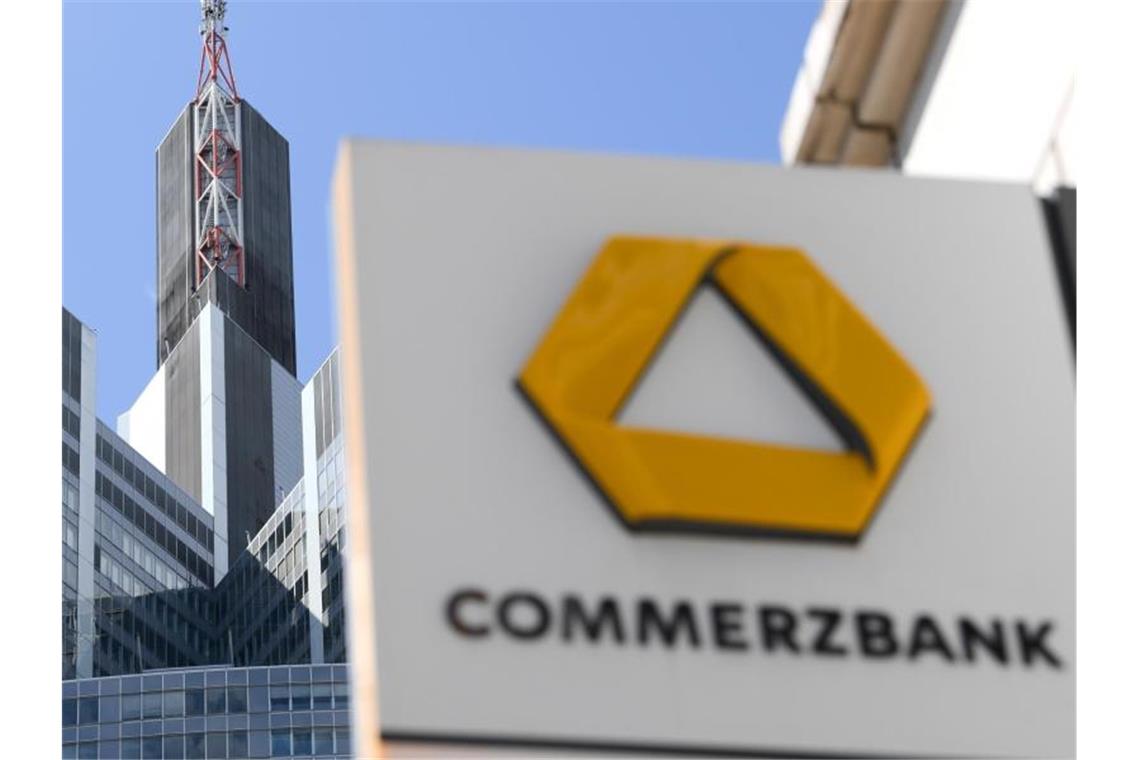 Das Schild einer Commerzbank-Filiale unweit der Konzernzentrale im Frankfurter Bankenviertel. Foto: Arne Dedert/dpa