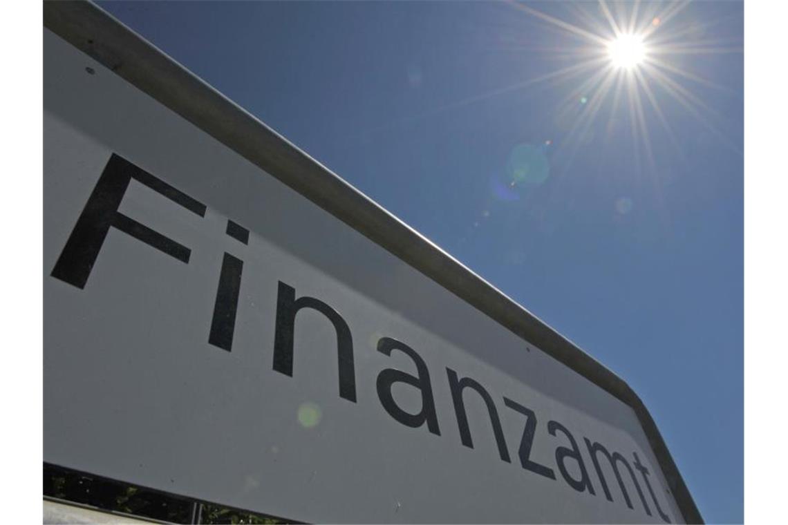 Das Schild eines Finanzamtes. Foto: Patrick Seeger/dpa/Archiv