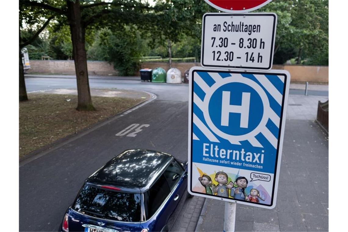 Das Schild „Elterntaxi“ steht vor der Grundschule Grimsehlweg in Hannover. Der Kreis Peine zahlte Eltern Kilometergeld, wenn sie ihre Kinder zur Schule fuhren. Foto: Peter Steffen/dpa