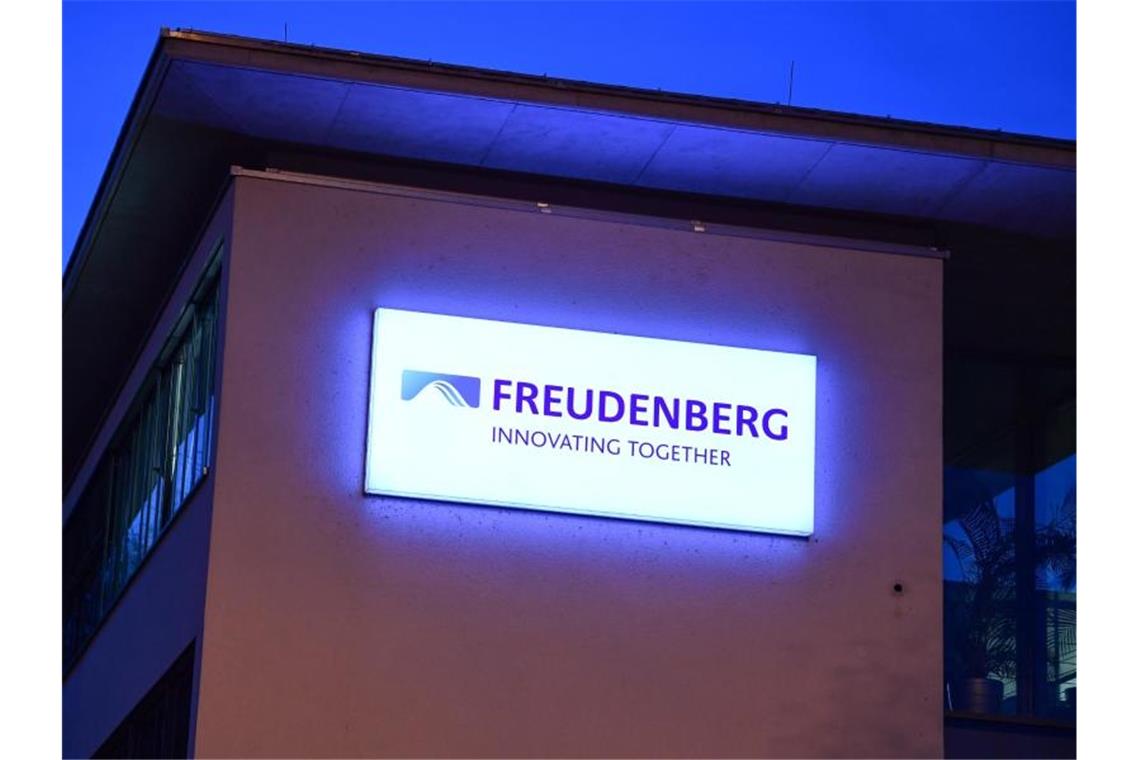 Das Schild hängt an einem Bürogebäude des Technologiekonzerns Freudenberg. Foto: picture alliance / Uwe Anspach/dpa/Archivbild