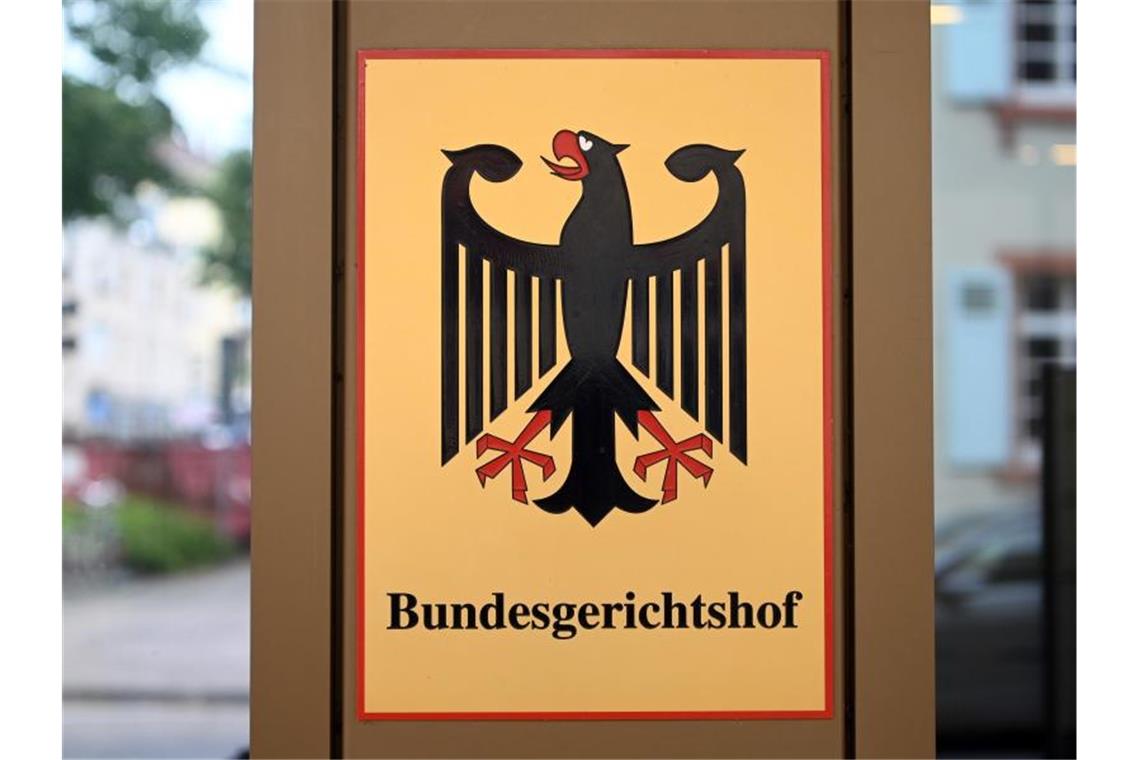 Das Schild mit Bundesadler weist auf den Bundesgerichtshof hin. Foto: Uli Deck/dpa/Archivbild