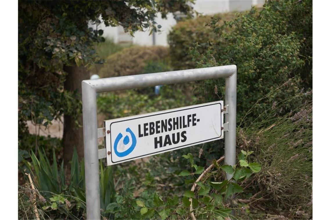 Das Schild vor dem Behindertenwohnheim Lebenshilfe-Haus. Starkregen führte auch hier zu extremen Überschwemmungen. Aufgrund des schnell steigenden Wassers konnten zwölf Menschen nicht mehr vor den Fluten der Ahr gerettet werden. Foto: Thomas Frey/dpa