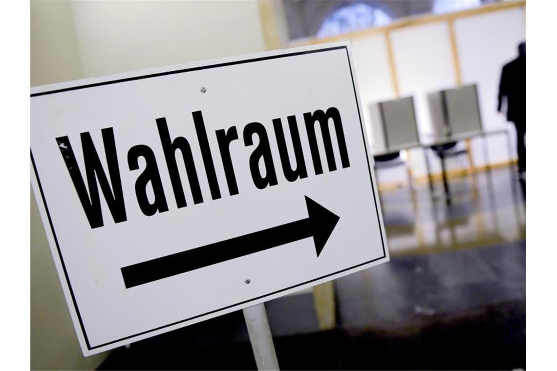 Das Schild „Wahlraum“ steht vor einem Raum. Foto: Peter Steffen/dpa