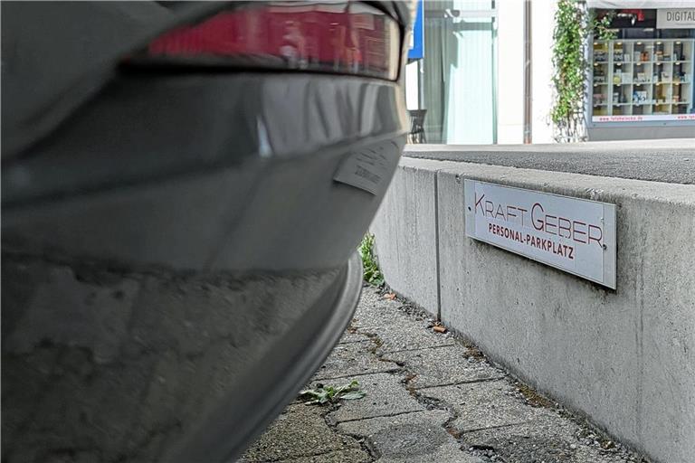 Das Schild zeigt: Es handelt sich nicht um einen öffentlichen Parkplatz. Foto: Sebastian Striebich