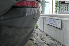 Das Schild zeigt: Es handelt sich nicht um einen öffentlichen Parkplatz. Foto: Sebastian Striebich
