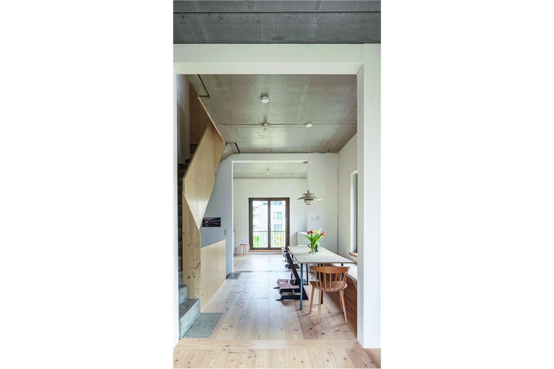 Große Ehre – Stuttgarter Architekten bauen eines der 50 besten Einfamilienhäuser Das schlanke Haus der mehr* architekten in Kirchheim unter Teck wirkt im Inneren alles andere als beengt.