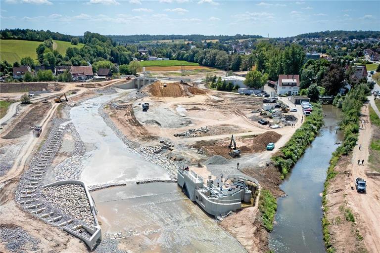 Das Schlauchwehr (im Vordergrund) ist fertig. Nun fließt die Murr hier durch. Bis zu einem halben Kubikmeter Wasser pro Sekunde wird in den Fischaufstieg (links) geleitet, das restliche Wasser in den Mühlkanal (rechts). Das eigentliche Murrbett bleibt trocken. Fotos: Alexander Becher
