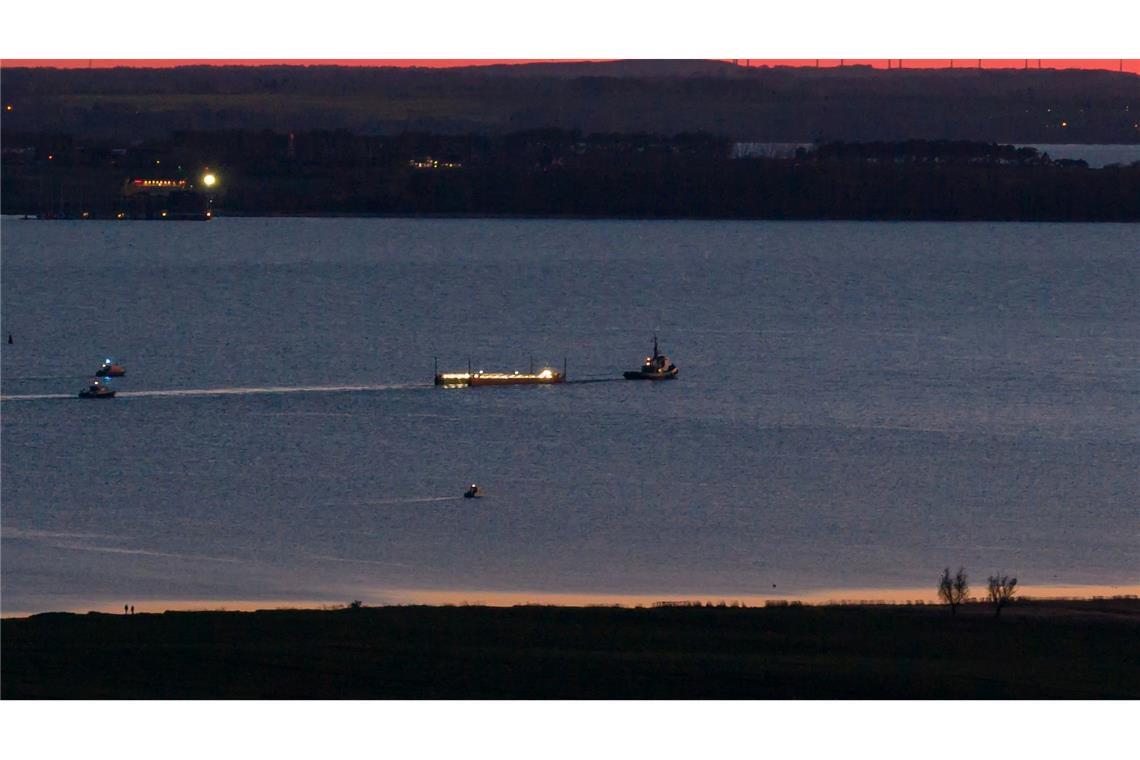 Das Schleppschiff Robin Hood (r) schleppt die Barge in die Ostsee Richtung Fehmarn.