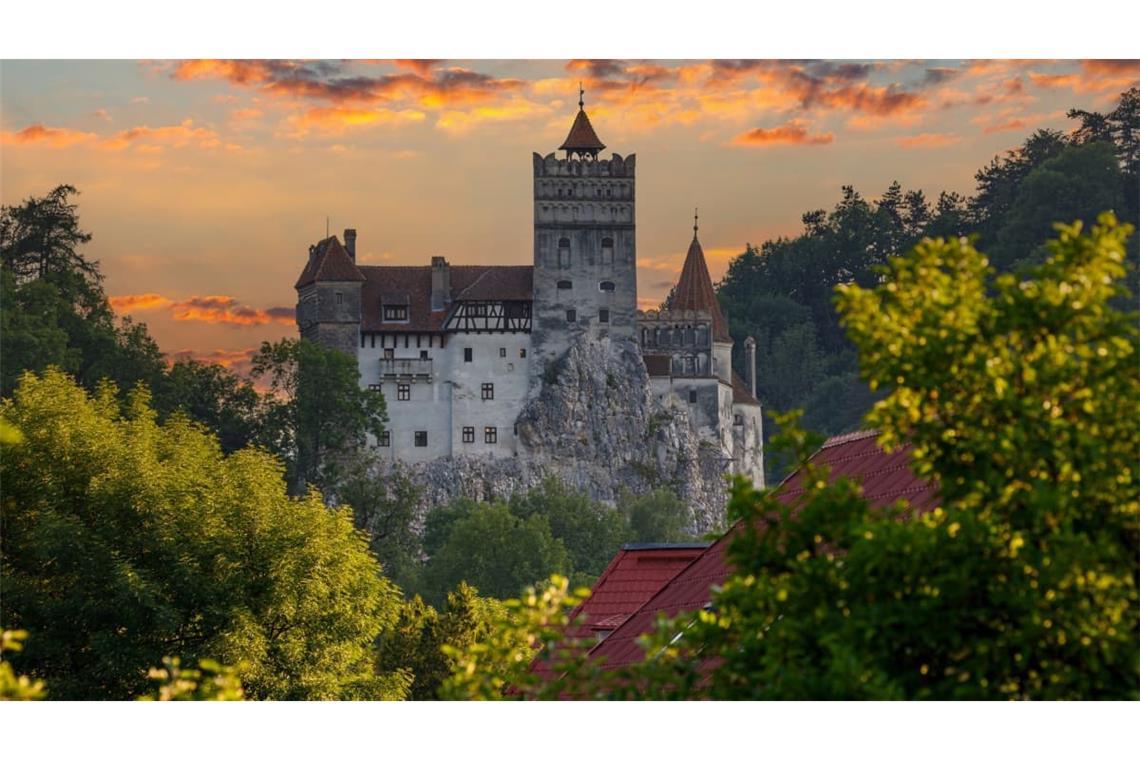 Das Schloss Bran ist ein mittelalterliches Schloss in Bran (Törzburg) bei Brașov (Kronstadt) im rumänischen Siebenbürgen. Es weist eine entfernte Ähnlichkeit zum fiktiven Schloss des Grafen Dracula aus dem gleichnamigen Roman von Bram Stoker auf und wird deshalb auch als „Draculaschloss“ beworben.