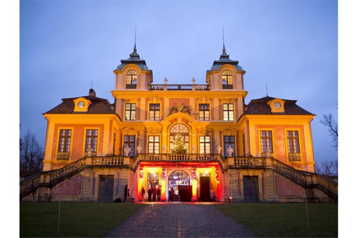 Das Schloss Favorite in Ludwigsburg ist angestrahlt zu sehen. Foto: Daniel Naupold/dpa/Archiv