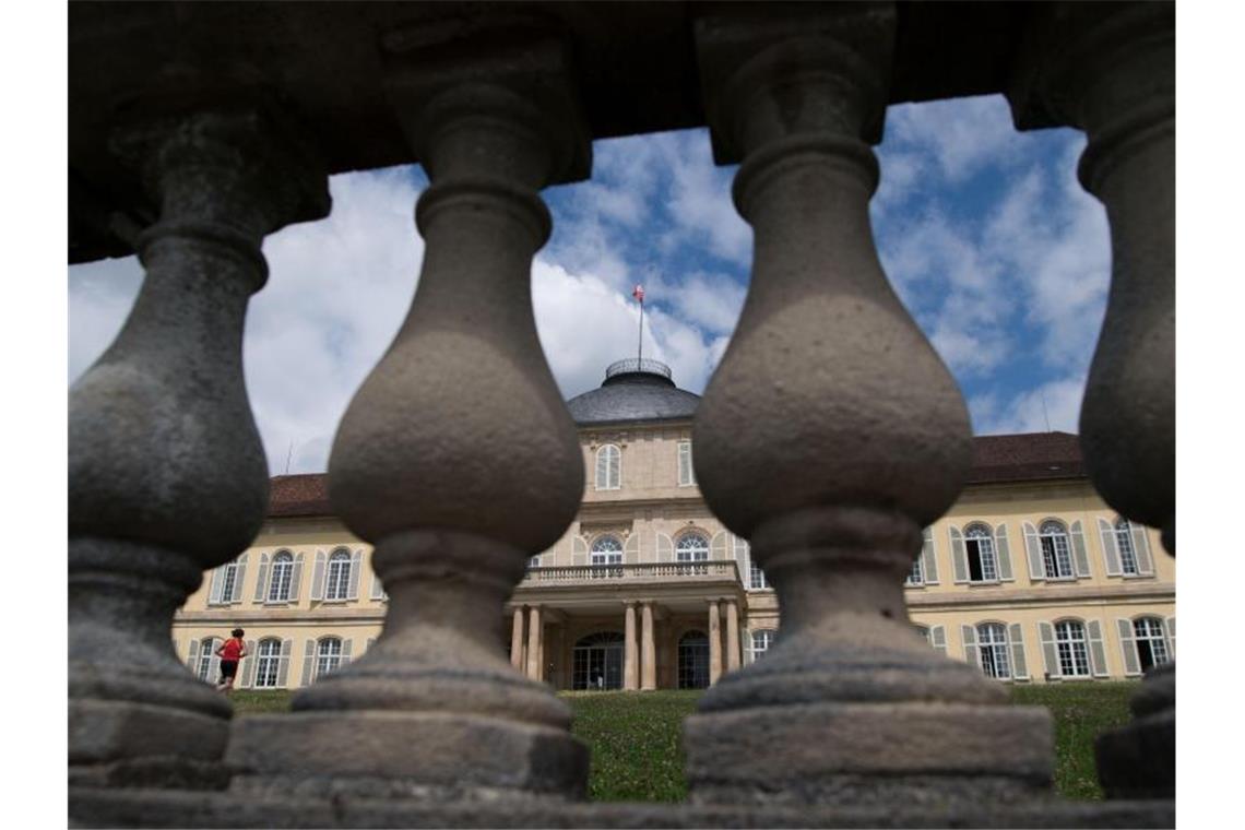 Hohenheimer Attestaffäre: Ermittlungen gegen Studenten Das Schloss Hohenheim, das Teile der Universität Hohenheim beherbergt, ist durch ein Geländer zu sehen. Foto: Marijan Murat/Archivbild
