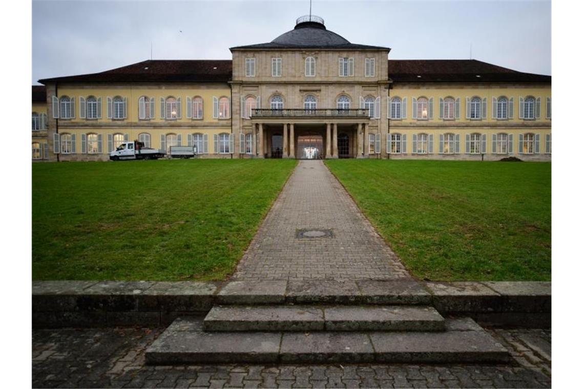 Uni Hohenheim fordert mehr Geld für Lehre, Strom und Bau Das Schloss Hohenheim in Stuttgart, in dem die Uni Hohenheim untergebracht ist. Foto: Sina Schuldt/Archivbild