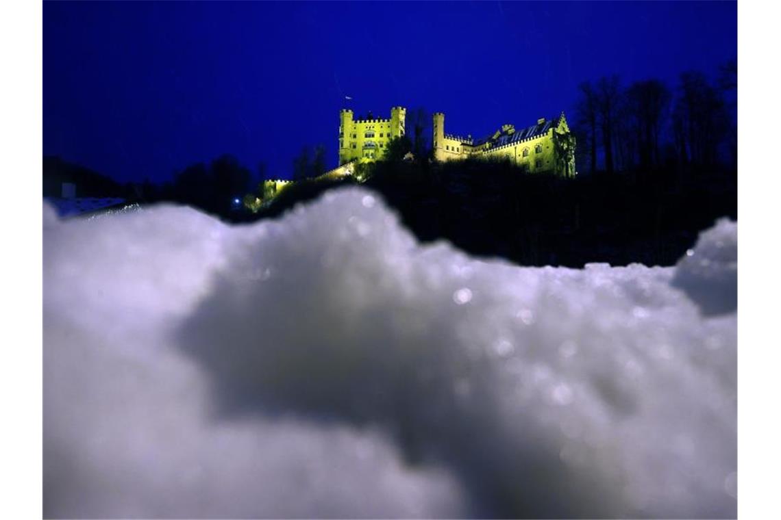 Das Schloss Hohenschwangau am frühen Sonntagmorgen hinter aufgehäuftem Schnee. Foto: Karl-Josef Hildenbrand/dpa