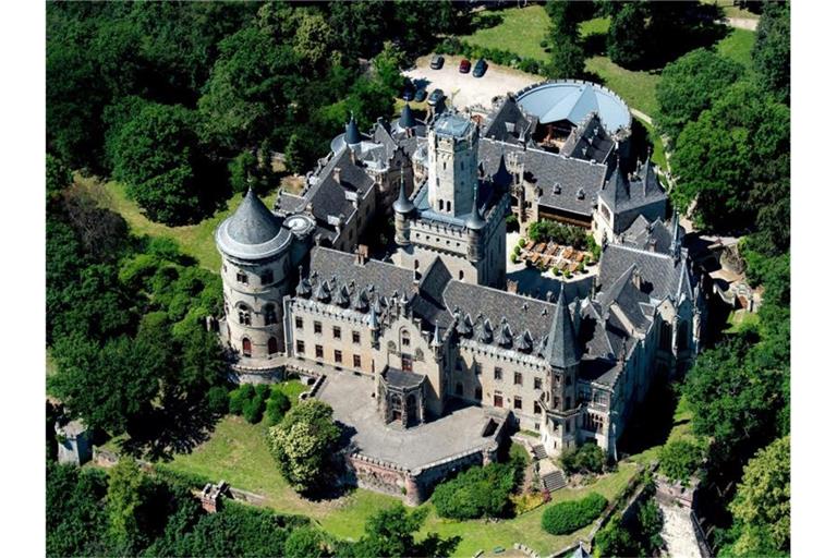 Das Schloss Marienburg steht auf der Südseite des Marienbergs. Foto: Hauke-Christian Dittrich/dpa