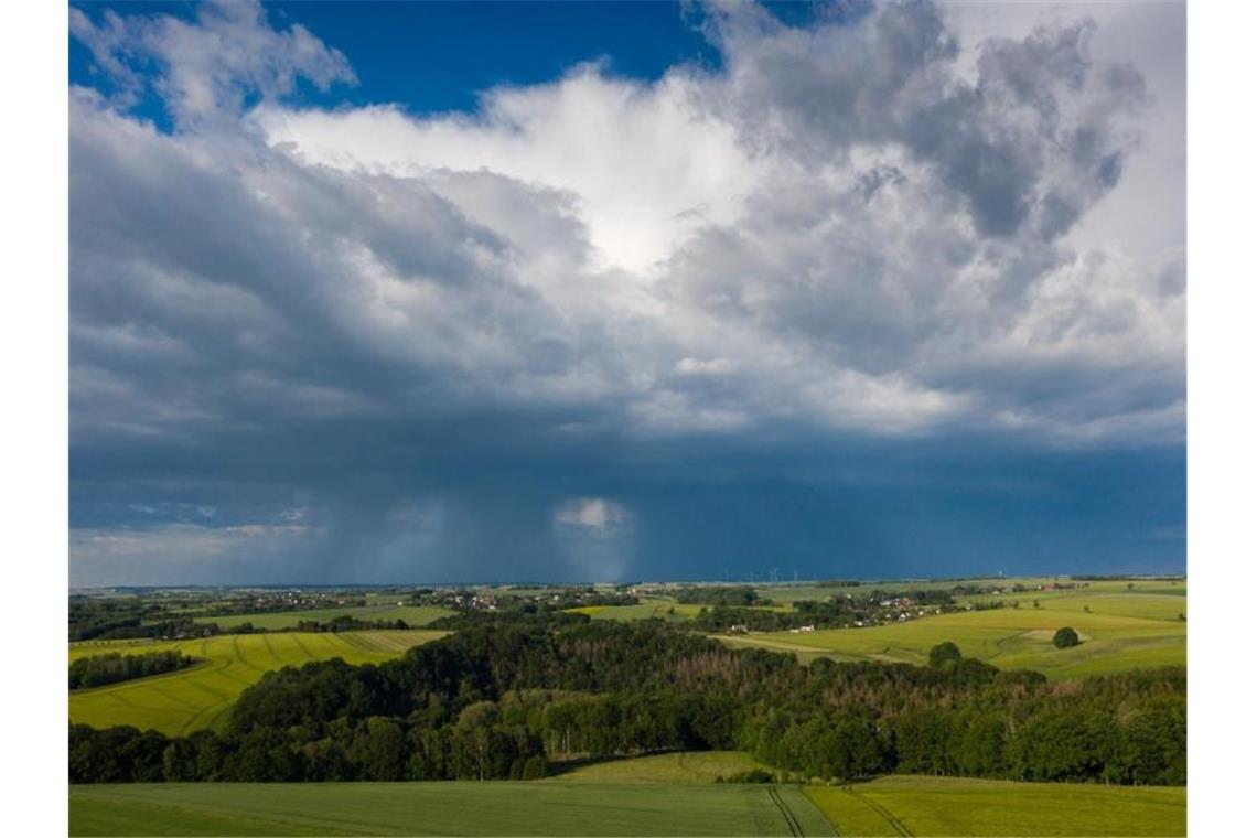 Das schöne Sommerwetter muss weichen: Eine Regenfront zieht über das Land. Foto: Jan Woitas/dpa-Zentralbild/dpa