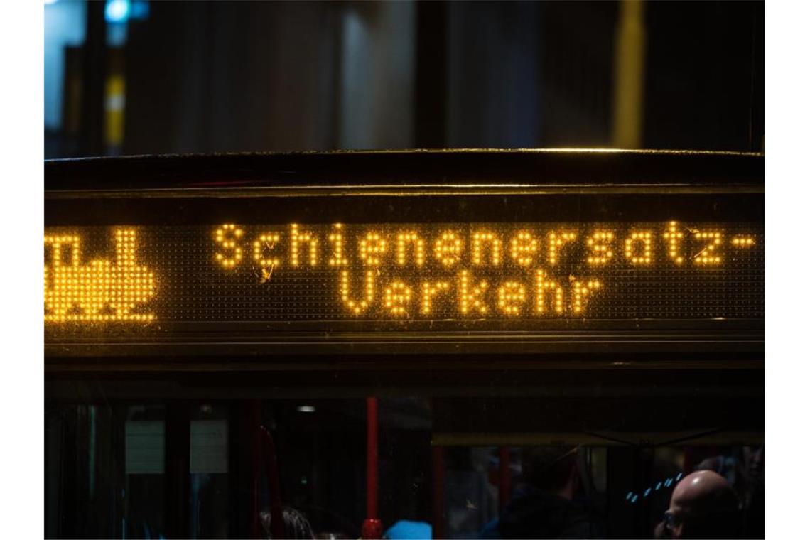 Das Schriftbanner an einem Bus weißt auf den Schienenersatzverkehr hin. Foto: Andreas Arnold/dpa/Archivbild