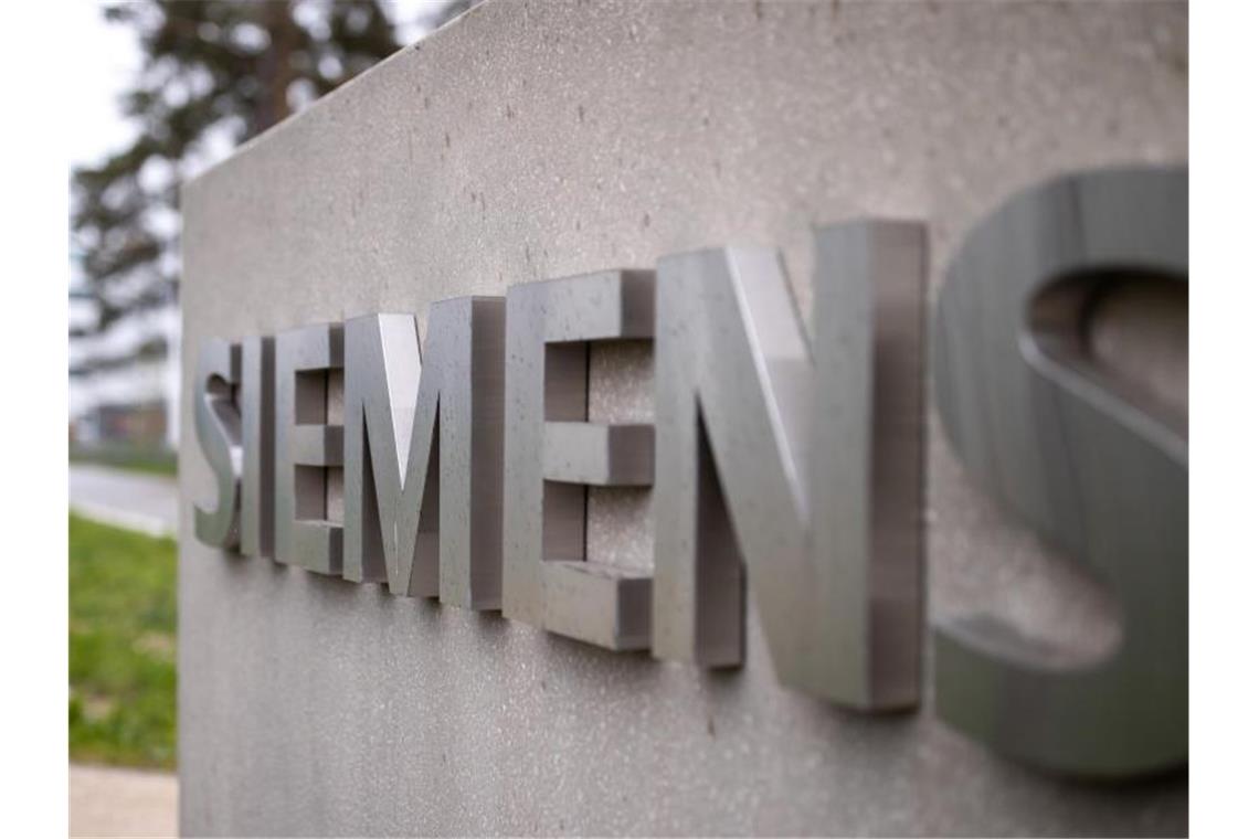 Das Schriftzug-Logo des deutschen Industriekonzerns Siemens. Foto: Daniel Karmann/dpa/Archivbild