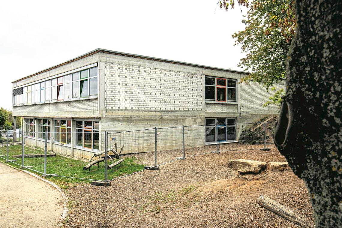 Das Schulgebäude B in Kirchberg an der Murr wird saniert. Auf das spätere Pultdach kommt eine große Fotovoltaikanlage. Foto: A. Becher
