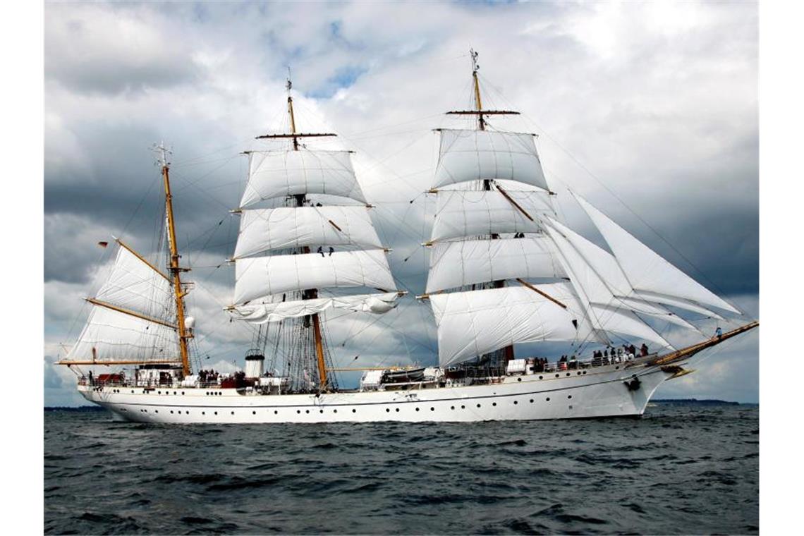 Das Schulschiff der Marine, die „Gorch Fock“, läuft unter Segeln über die Kieler Förde. Foto: Carsten Rehder/dpa