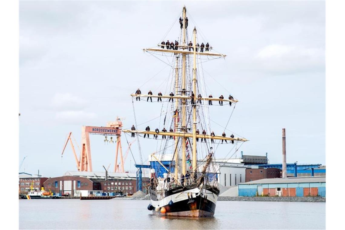 Schüler kehren nach halbem Jahr auf Segelschiff zurück Das Schulschiff „Pelican of London“ fährt in den Hafen von Emden ein. Foto: Hauke-Christian Dittrich/dpa