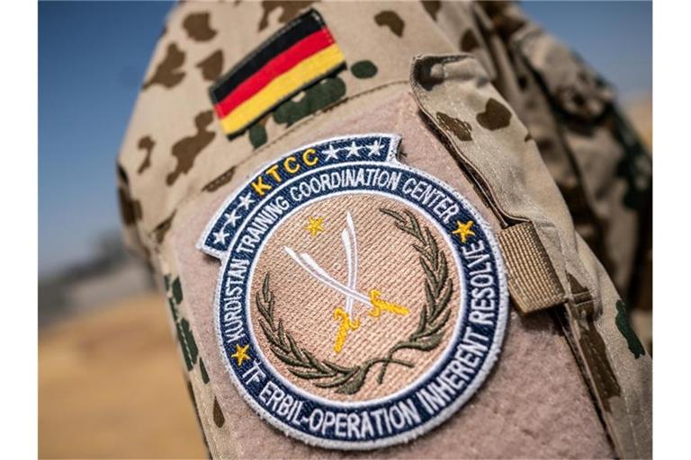 Das Schulterabzeichen der Bundeswehr Mission "Operation Inherent Resolve" des Kurdistan Training Coordination Center, aufgenommen auf dem Truppenübungsplatz in Bnaslawa. Foto: Michael Kappeler/dpa