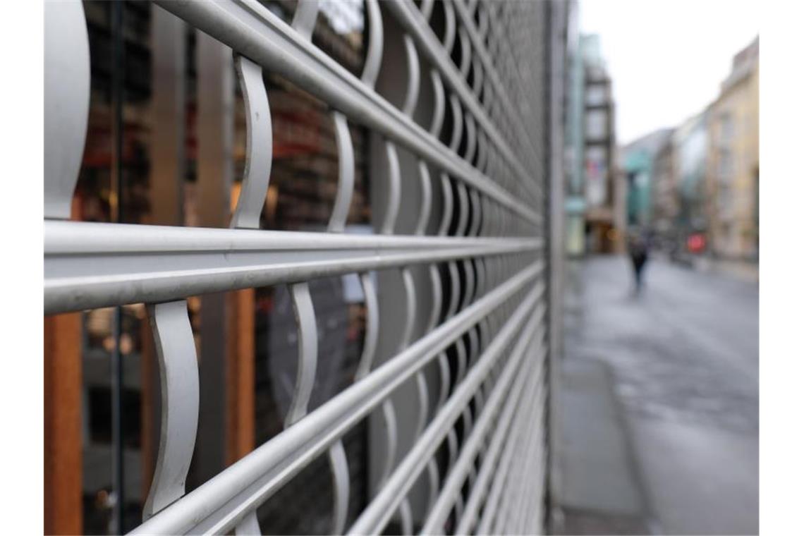 Sanierer warnen vor unwissentlicher Insolvenzverschleppung Das Schutzgitter eines geschlossenen Modegeschäfts. Foto: Sebastian Willnow/dpa-Zentralbild/dpa